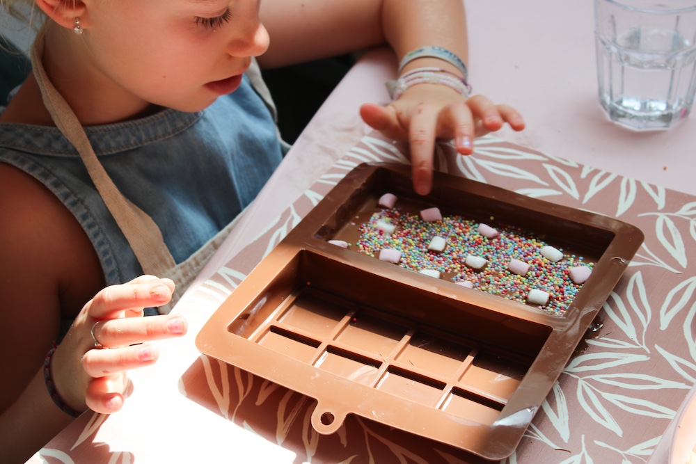Kinderfeestje - Chocoladefabriek Themakist Huren - Chocolade reep maken en versieren